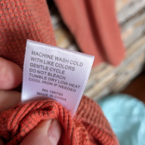 Women's Rust Color Henley Top, size L - Picture 6 of 6